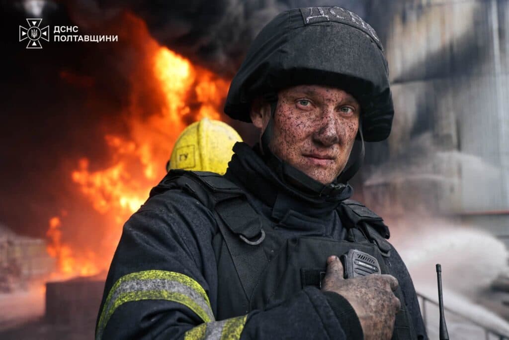 Під загрозою повторних прильотів ДСНС ліквідула наслідки атаки на Полтавщині (ФОТО)