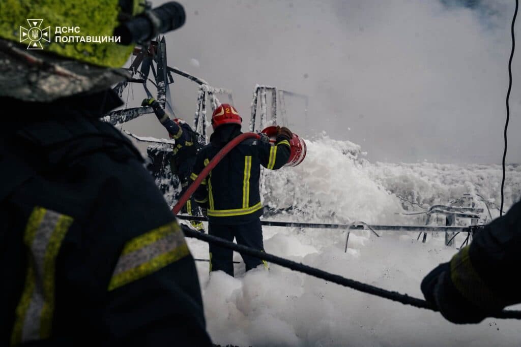 Під загрозою повторних прильотів ДСНС ліквідула наслідки атаки на Полтавщині (ФОТО)