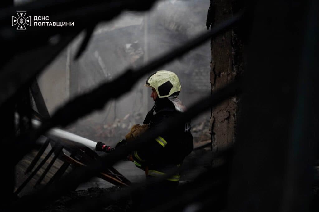 Під загрозою повторних прильотів ДСНС ліквідула наслідки атаки на Полтавщині (ФОТО)