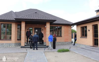 Маєтки на родичів і мільйони поза деклараціями
