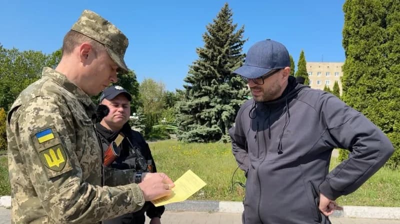 ТЦК перевіряють докумнети. Ілюстративне фото
