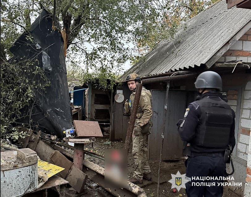 Дрон завис над подвірʼям