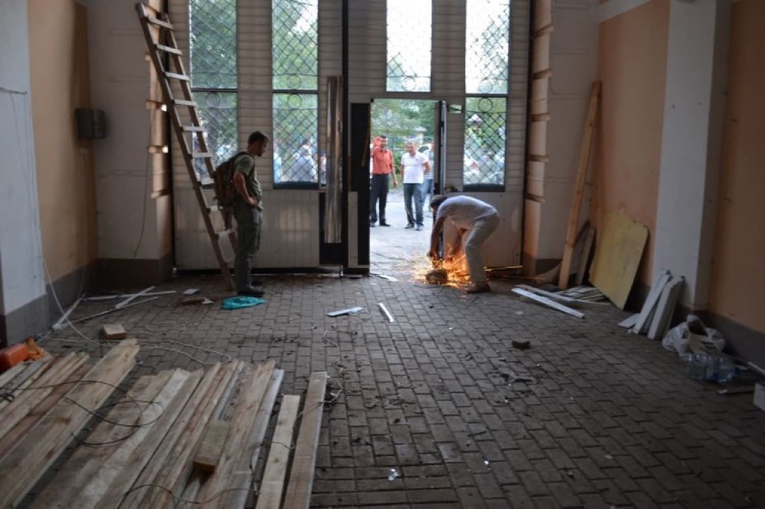 12 вересня, полтавці за допомогою інструментів знімають ворота в арці (Джерело – tribuna.pl.ua)