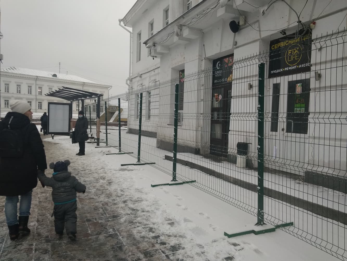 Огорожа навколо будівлі екскінотеатру Котляревського