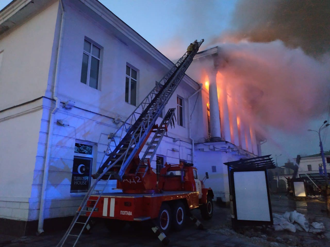 Горить будівля «Котляріка» у центрі міста