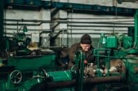 Добре там, де нас немає. Аналізуємо заробіток слюсаря в Україні та за кордоном