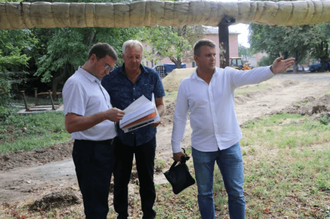 Олександр Попенко з колегами (тримає папери)