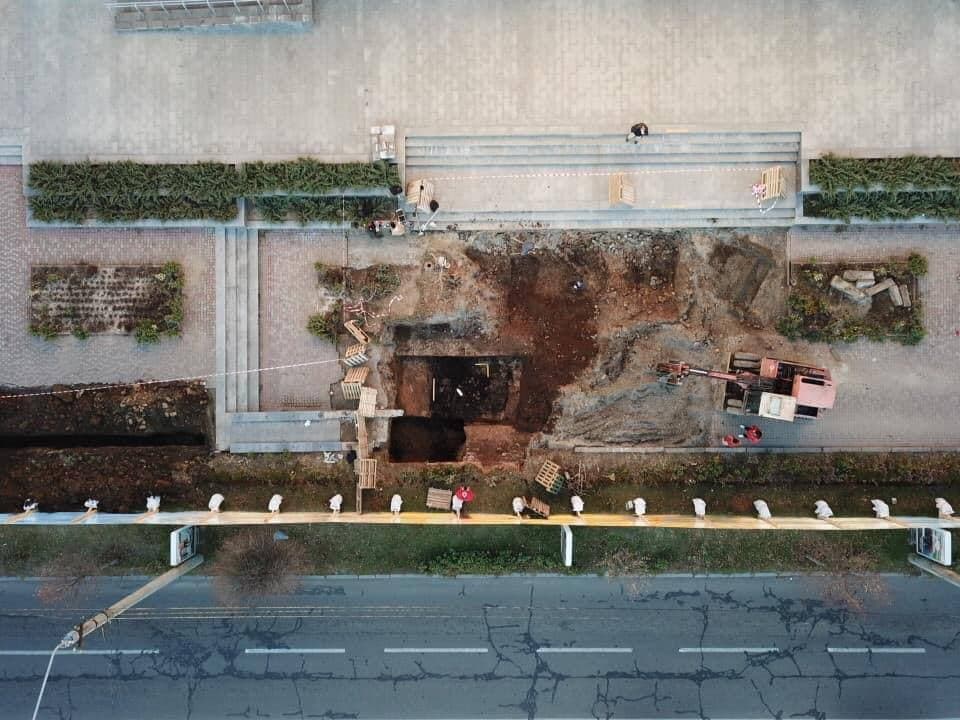 Плоша перед бібліотекою