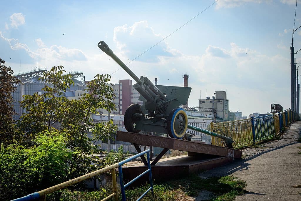 Пам’ятна зброя на мосту в Полтаві
