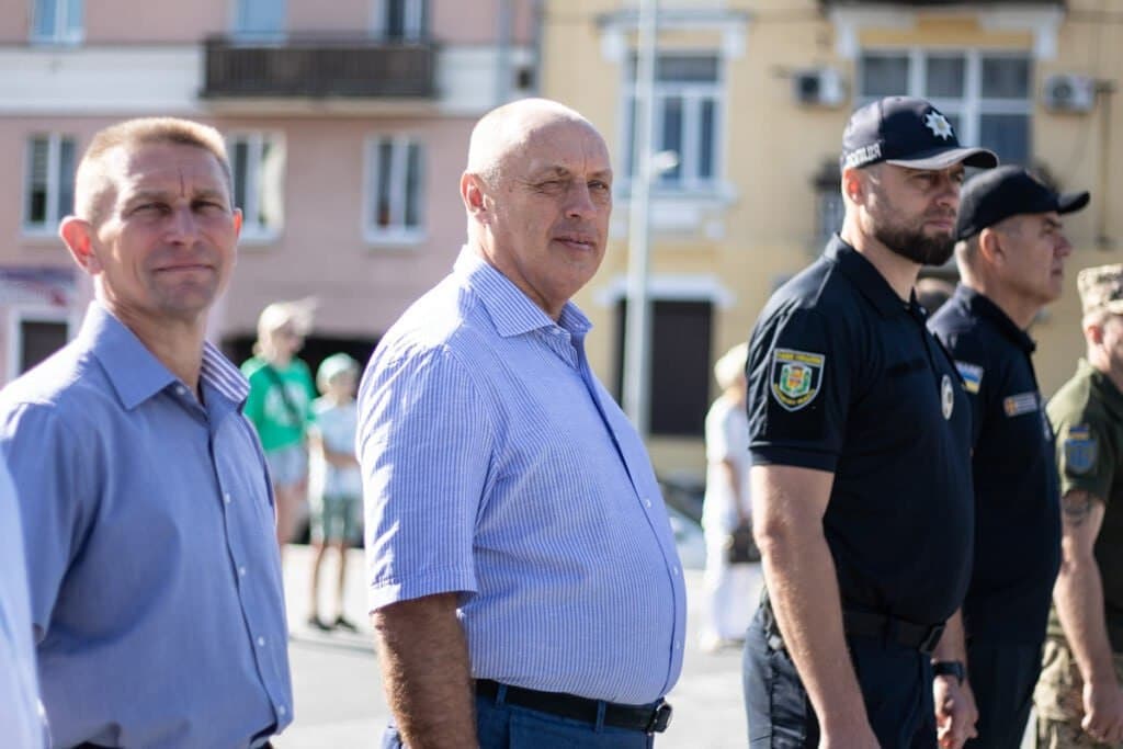 Олександр Мамай підморгує у сквері Героїв України