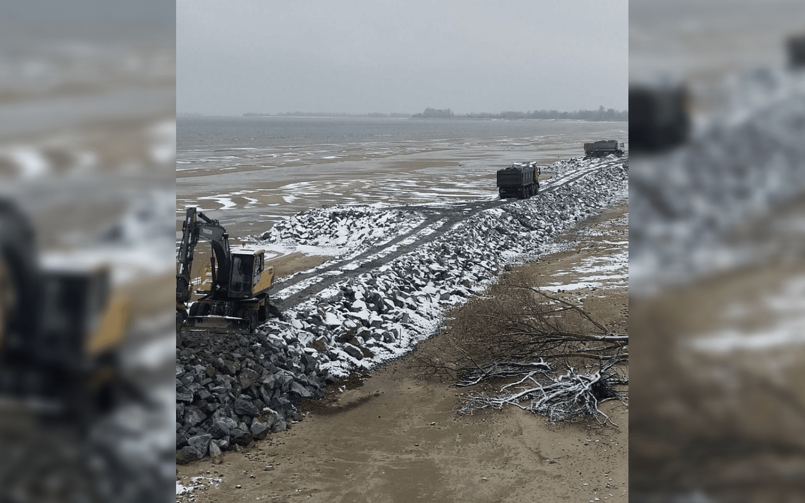 Берег Кременчуцького водосховища. Будівництво дамби