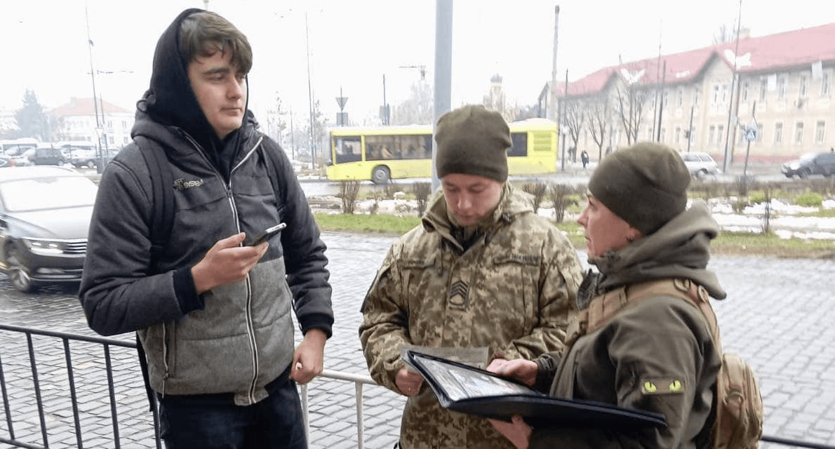 Ілюстративне фото. Військовослужбовці ТЦК на вулицях Львова проводять агітацію щодо служби
