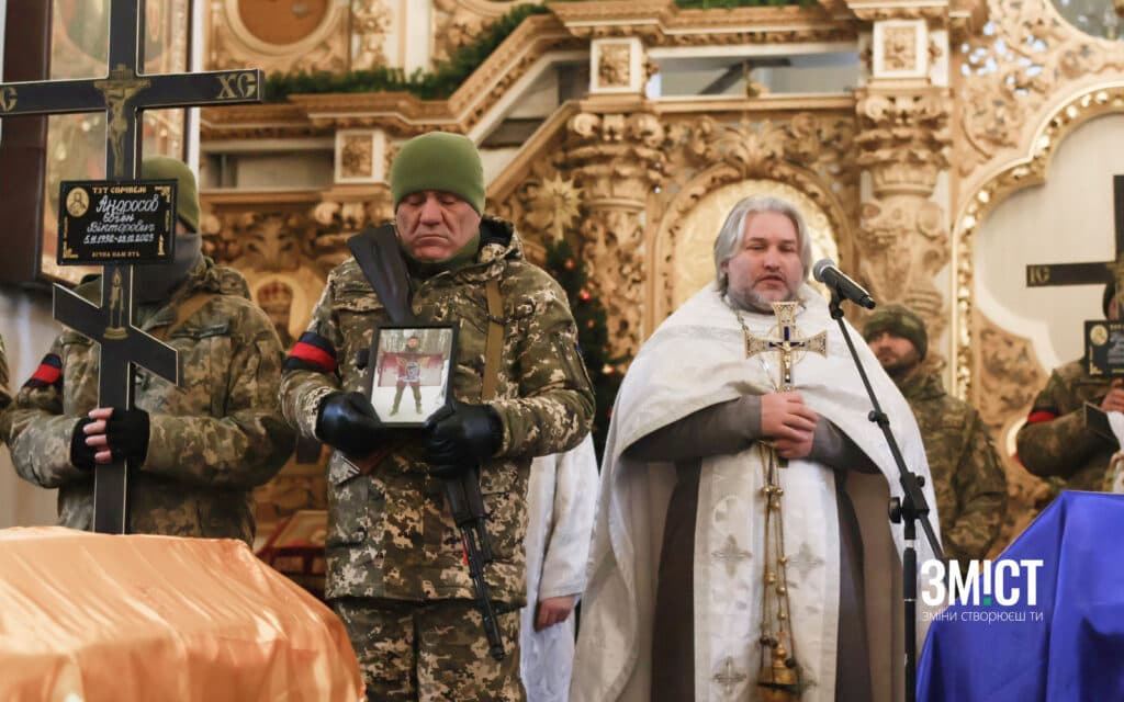 Священник зачитує промову на прощанні з полеглими