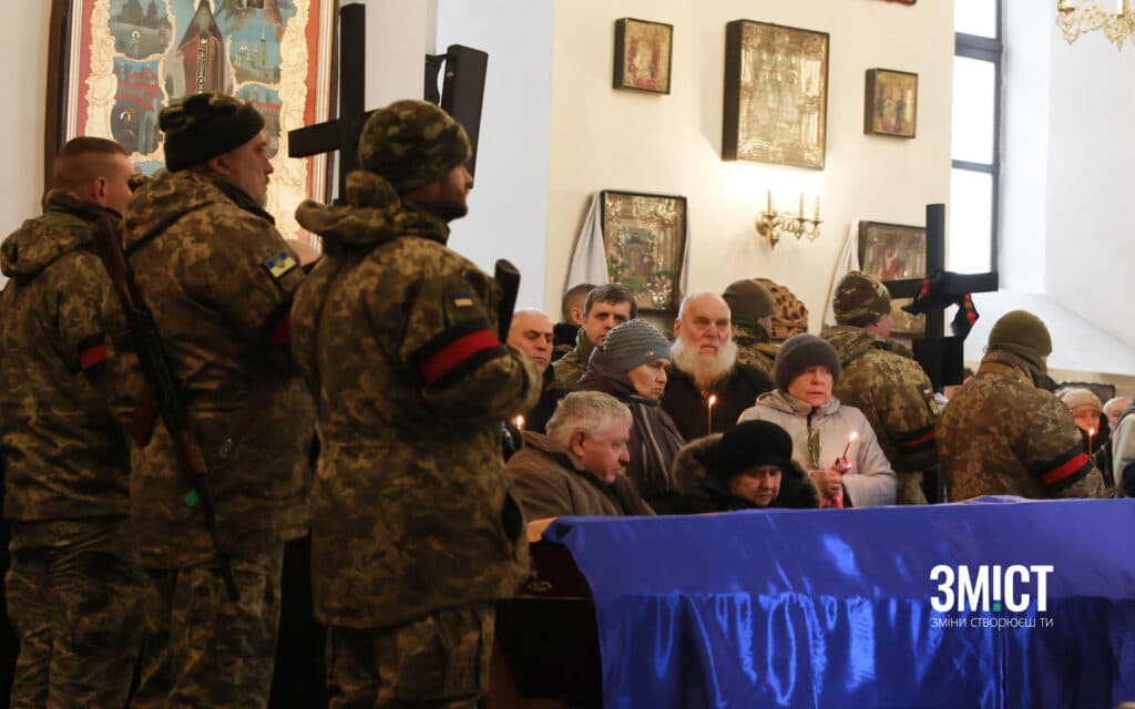 Родина Андрія Тимощука над труною воїна