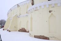 Як Тростянецька громада відновлює пам’ятку, яку росіяни використовували як гараж для техніки