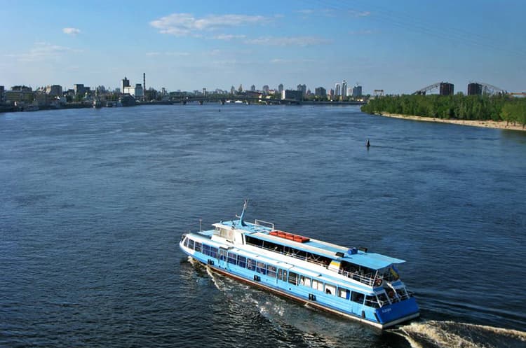 Судно на Дніпрі