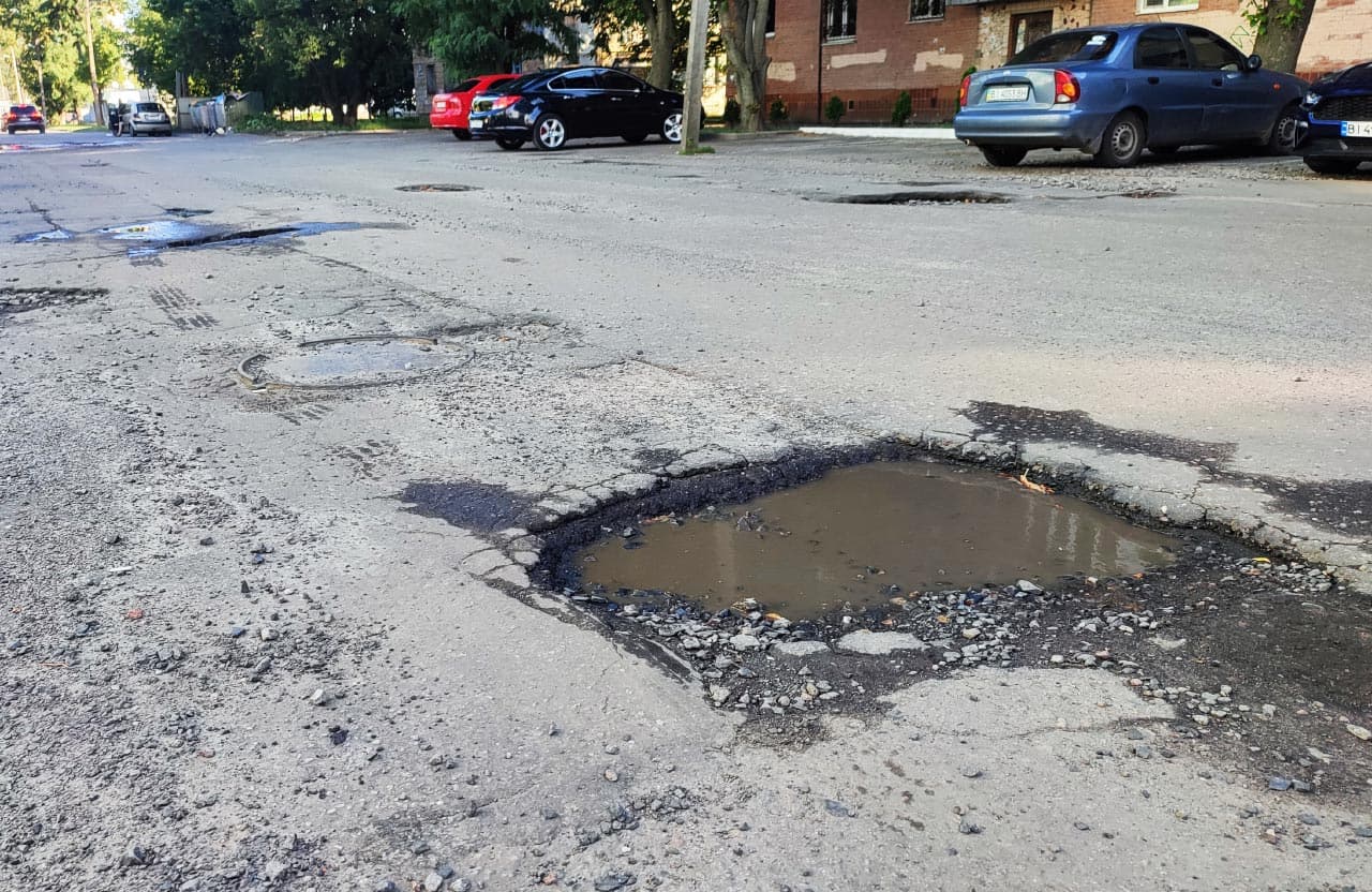 Ілюстративне фото. Ями на Павленківській площі