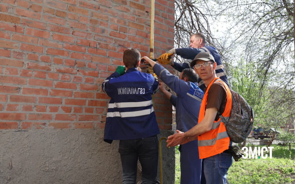 Працівники «Полтавагазу» підключають будинок до комунікацій після ураження уламками