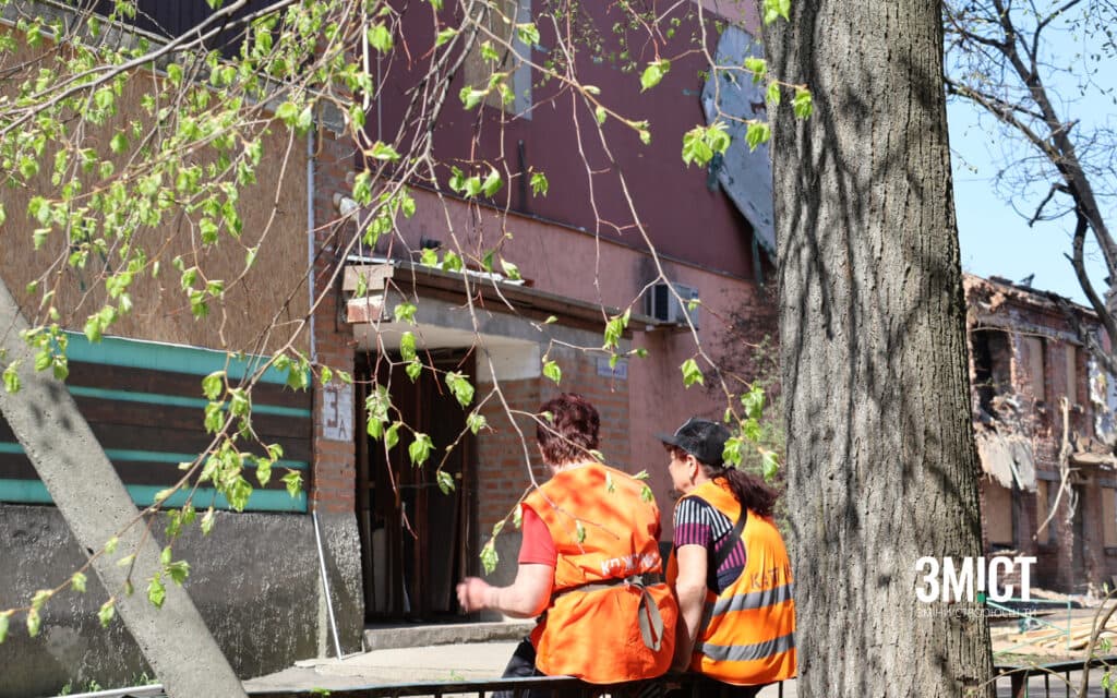 Працівниці КП «Жео №2» перепочивають під час ліквідації наслідків ракетного удару