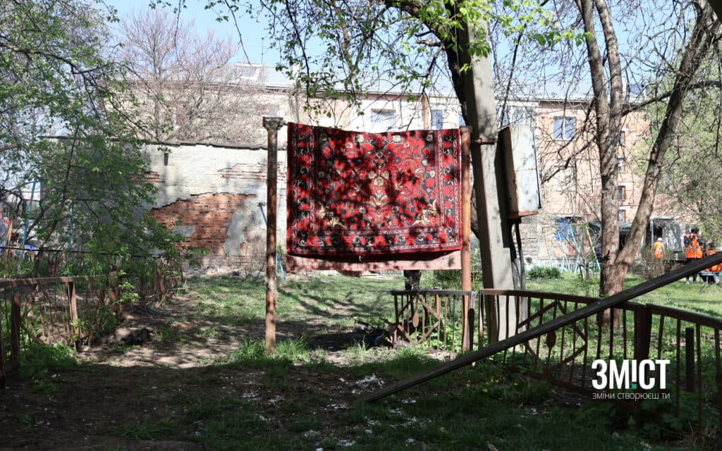Життя довкола місця будинку продовжується: місцеві планують вибивати килим