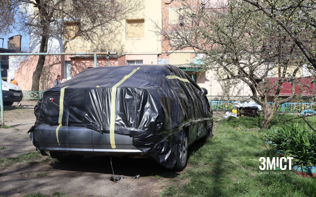 Постраждала унаслідок ракетної атаки автівка у селі під Полтавою