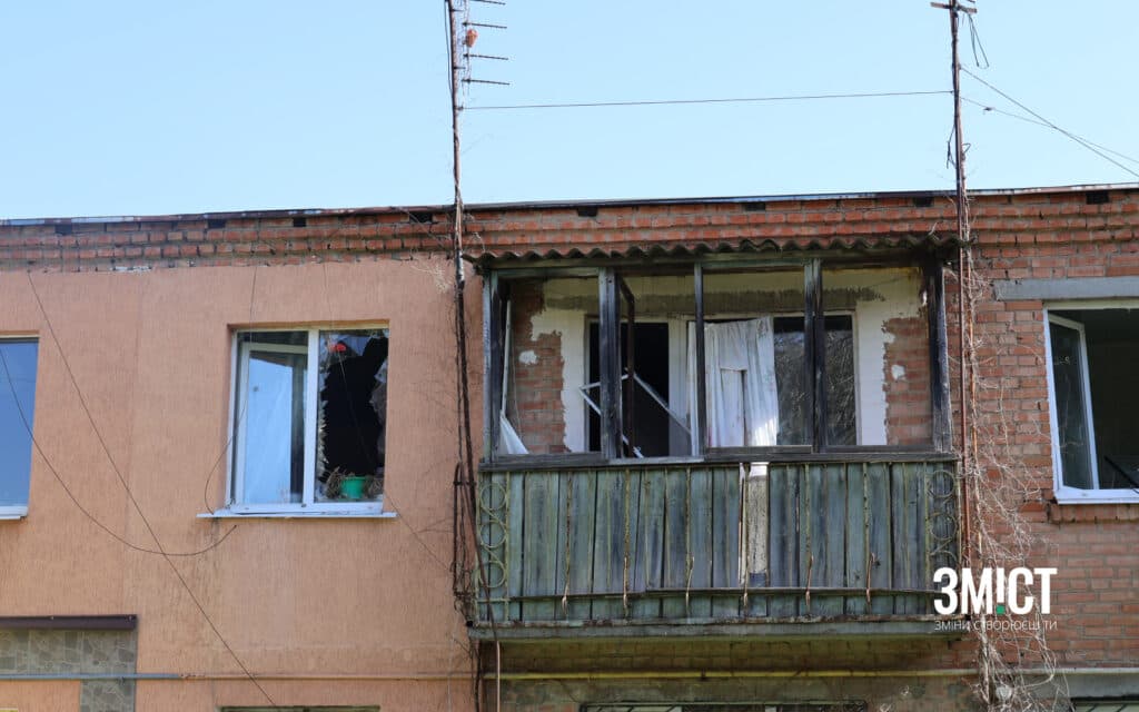 Пошкоджений балкон у селі під Полтавою