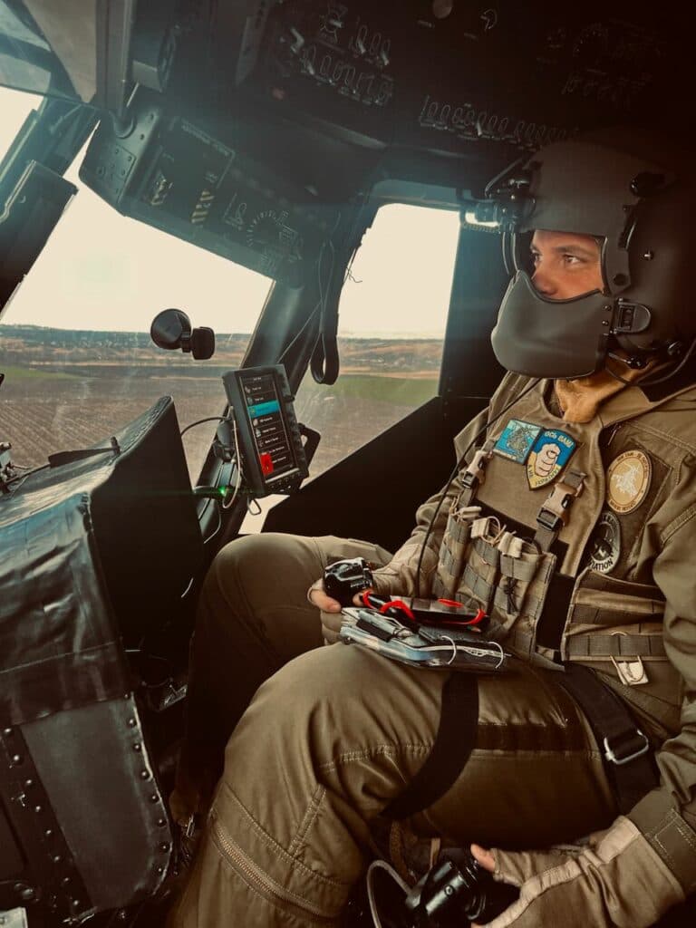 Воїну «Крижику» 25 років. Він – капітан, за чиїми плечима понад 130 бойових вильотів, за які отримав свої ордени Богдана Хмельницького ІІ й ІІІ ступенів. Воїн жартує, що невдовзі стане лицарем ордена, бо простору для подвигів у сучасній Україні вистачає. 