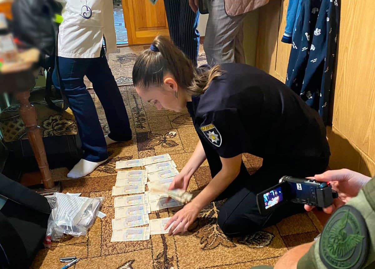 Слідча розкладає вилучені у фігурантів з ВЛК гроші