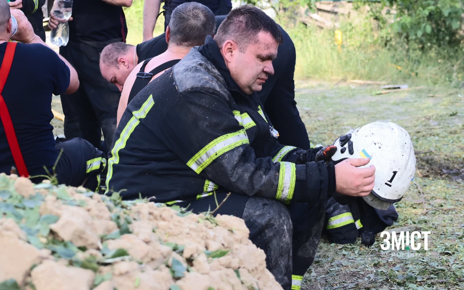 Рятувальник перепочиває під час ліквідації наслідків удару