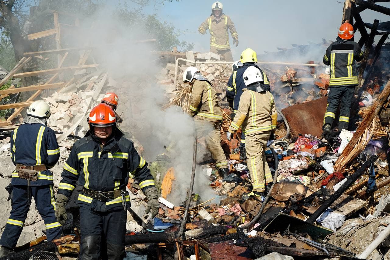 Ілюстративне фото. Рятувальники ліквідовують наслідки обстрілу Полтави