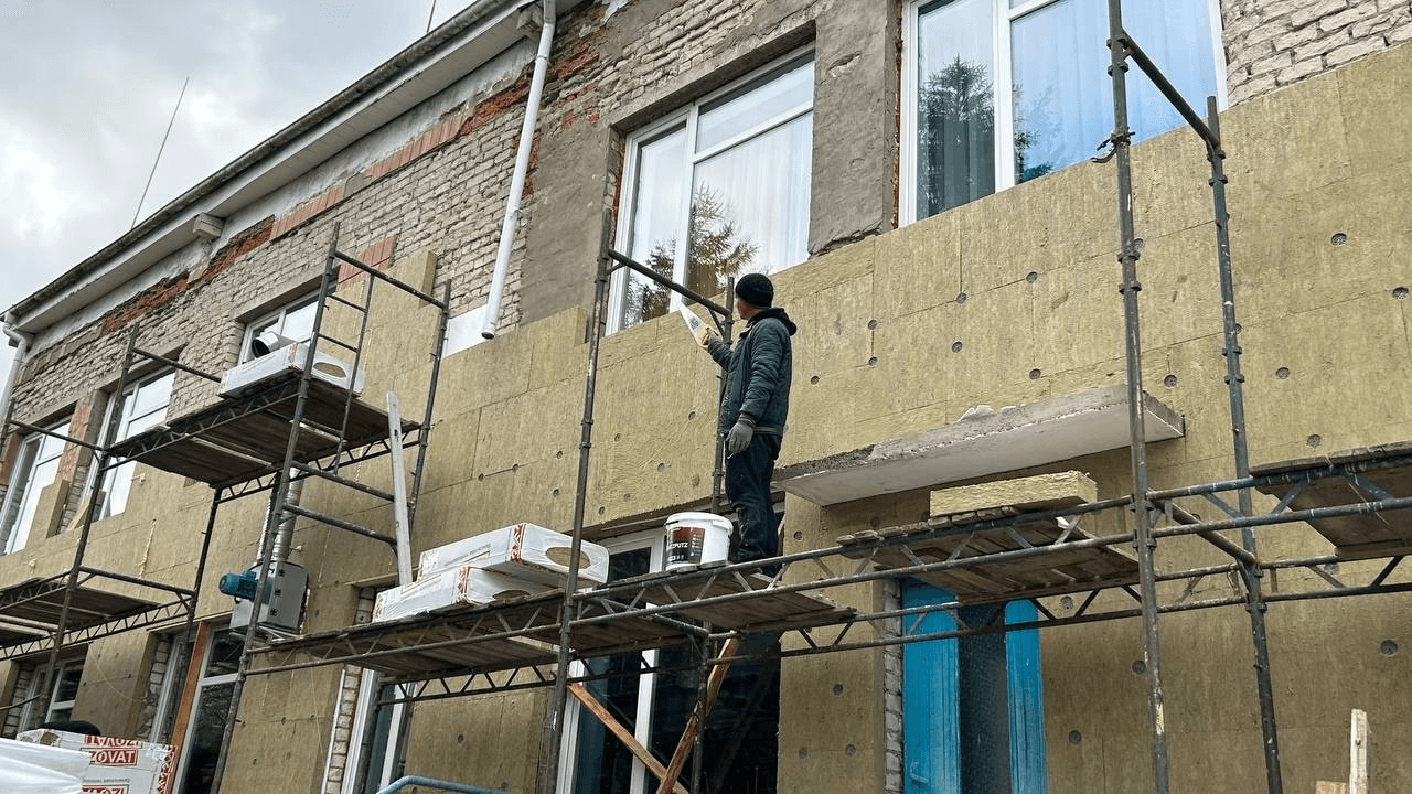 Ілюстративне фото. Утеплення фасаду закладу освіти в Сарненській громаді