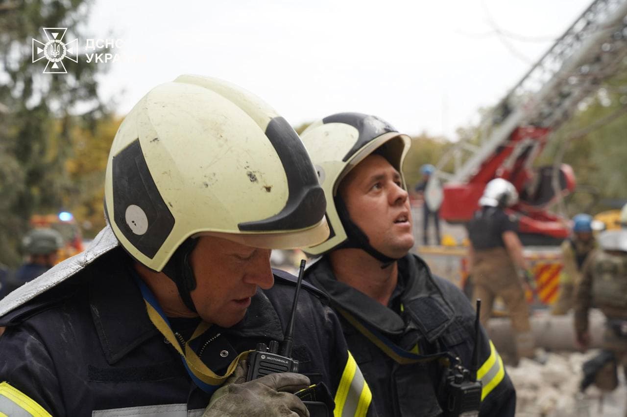 Ілюстративне фото. Рятувальники ліквідовують наслідки ракетного удару по Полтаві