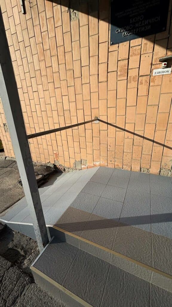 Ґанок бюро на вул. Гончара, 27А, де можна уточнювати чому померла людина