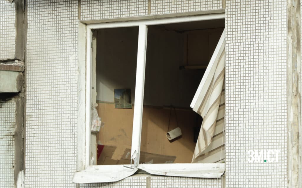 Вибиті вікна у будинку, куди влучила ракета. Про виплати у 300 тисяч гривень на оренду та допомогу постраждалим, відомо із засідання виконавчого комітету від 3 лютого.
