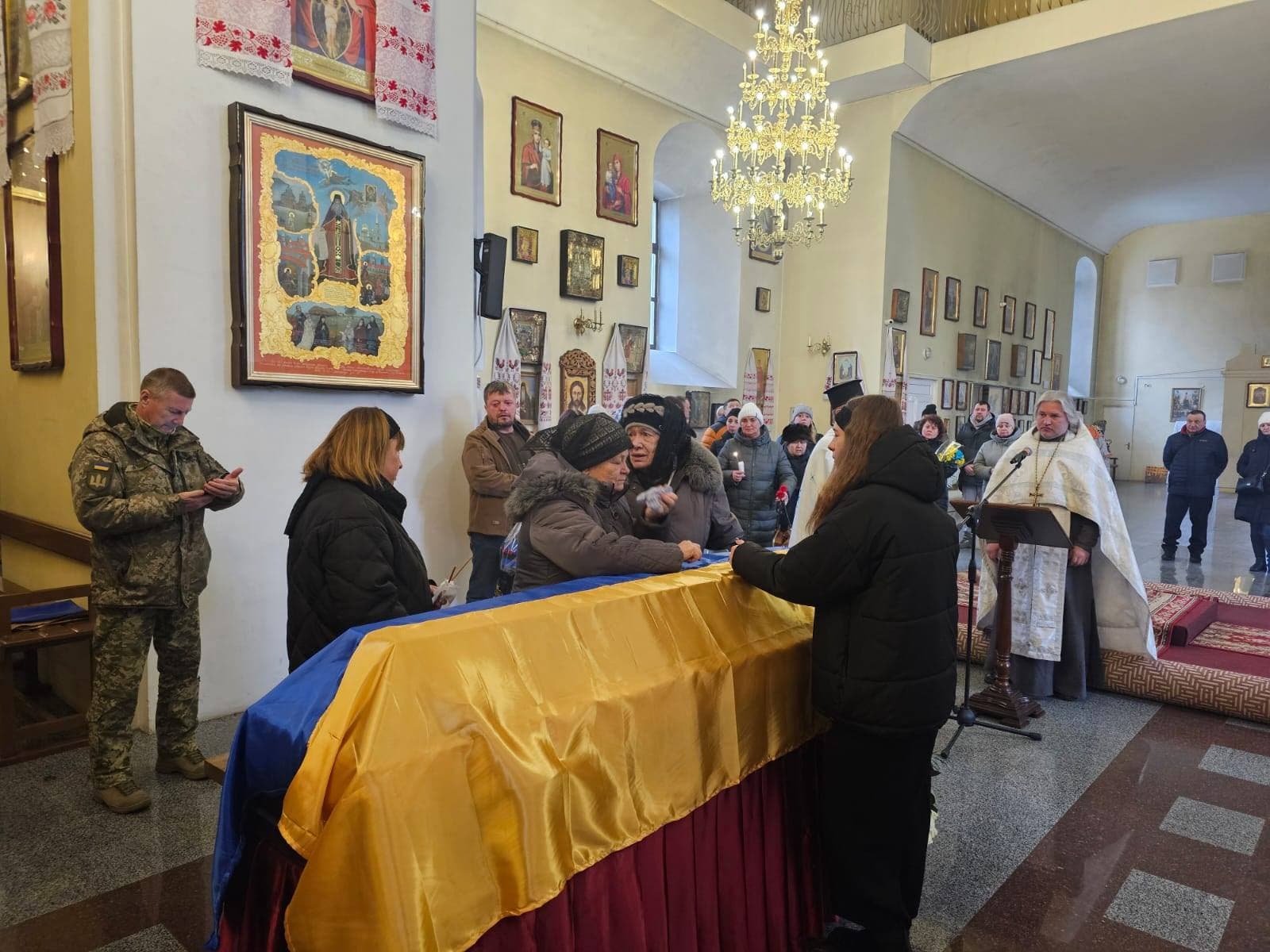 Прощання із полеглим на фронті полавцем.