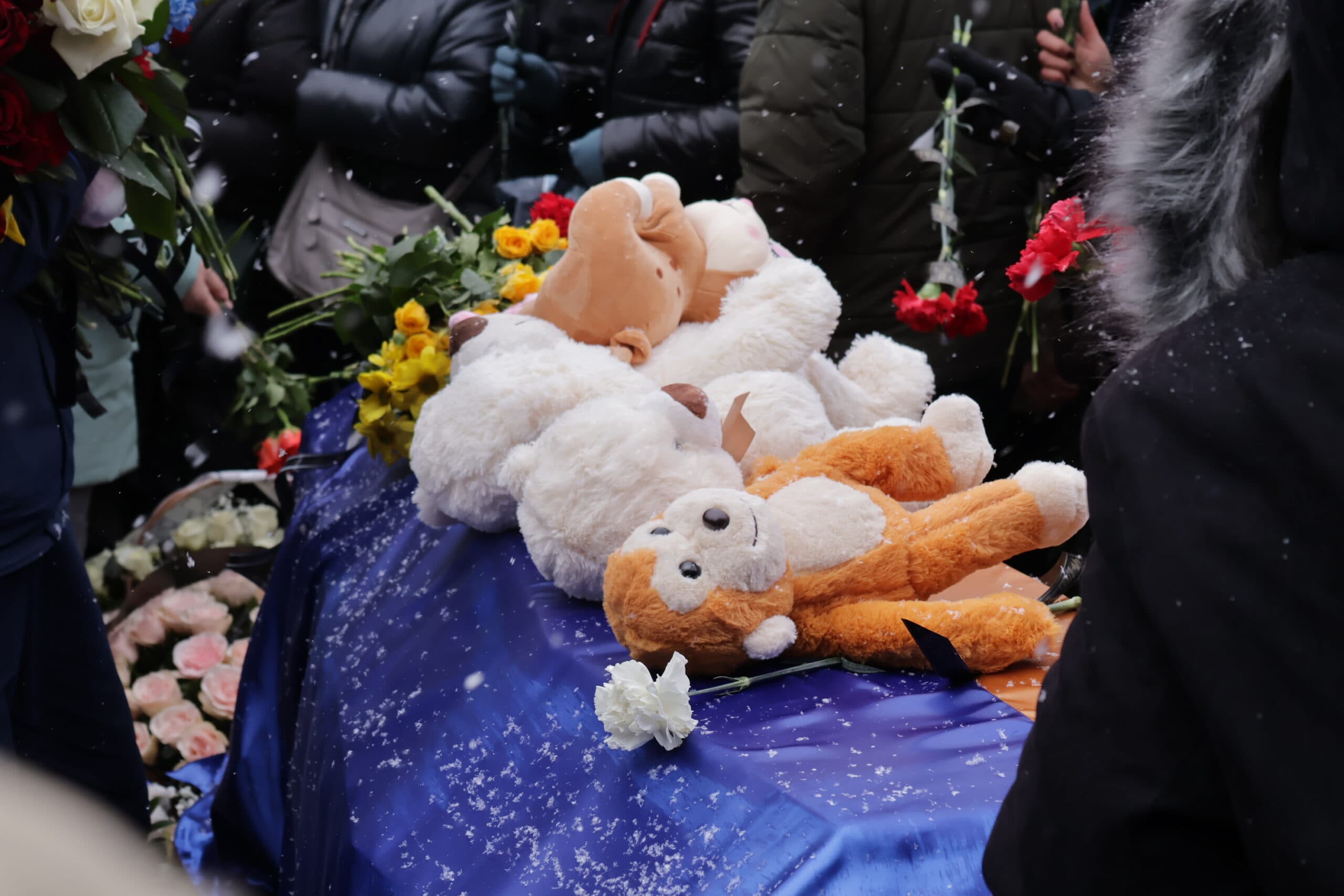 Прощання із загиблими через обстріл Полтави родинами