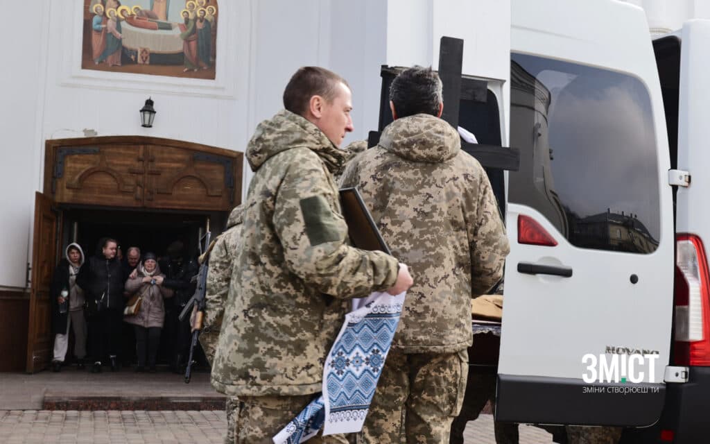 Микола Богомолов загинув під час виконання бойового завдання. 11 березня з героєм прощалися у Свято-Успенському соборі Полтави. 