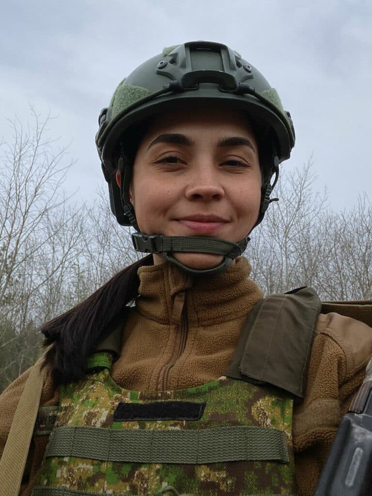 «Киць, я в твоїй касці і броніку», – написала дружина у власній сторінці в інстаграмі.