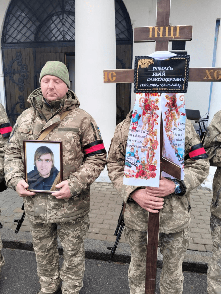 У Полтавській міській раді 1 квітня повідомили трагічну звістку про загибель воїнів. Церемонія прощання відбулася в Полтаві у Свято-Успенському соборі. На щиті повернулися четверо солдатів, серед яких є курсант.