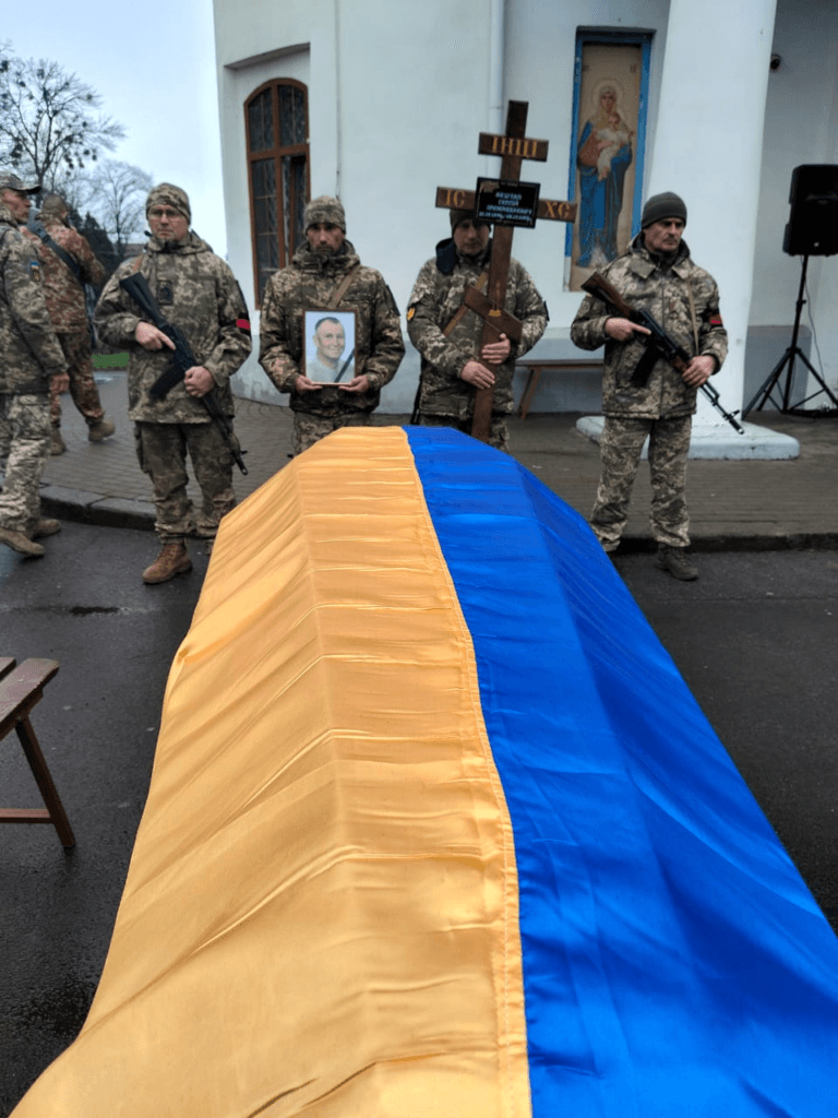У Полтавській міській раді 1 квітня повідомили трагічну звістку про загибель воїнів. Церемонія прощання відбулася в Полтаві у Свято-Успенському соборі. На щиті повернулися четверо солдатів, серед яких є курсант.