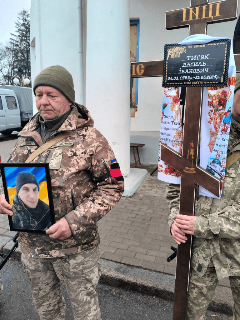 У Полтавській міській раді 1 квітня повідомили трагічну звістку про загибель воїнів. Церемонія прощання відбулася в Полтаві у Свято-Успенському соборі. На щиті повернулися четверо солдатів, серед яких є курсант.