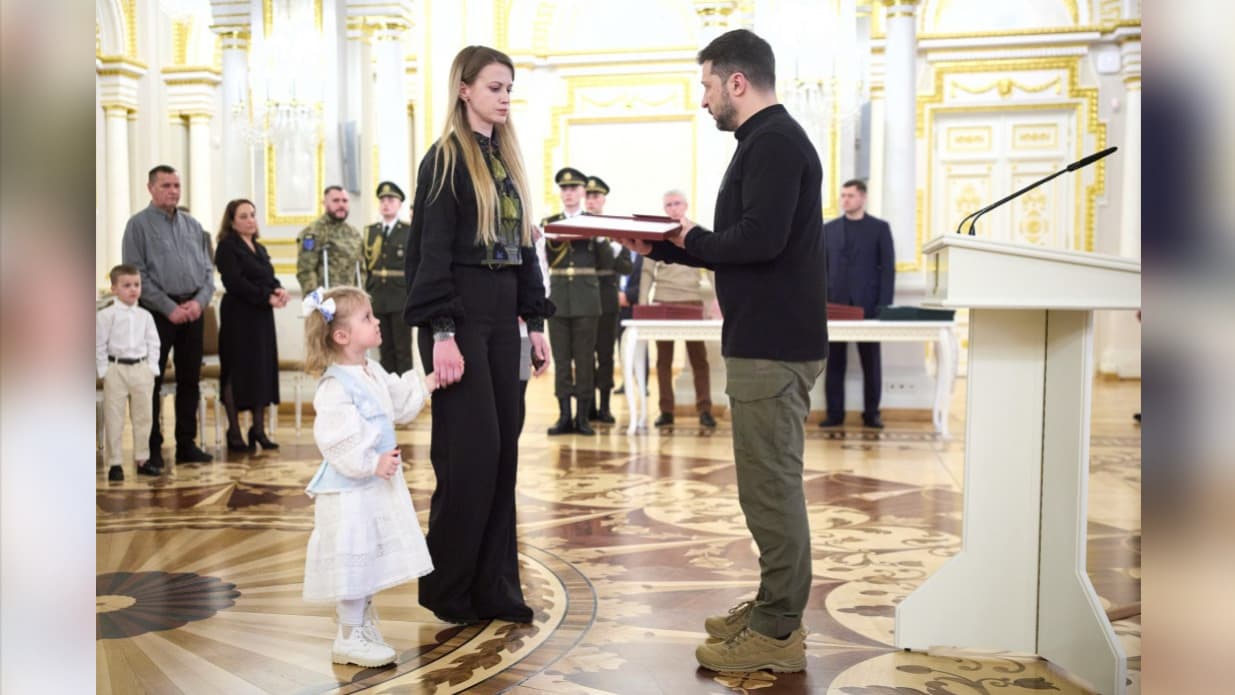 Президент передає нагороду Героя України Юліана Матвійчука його родині