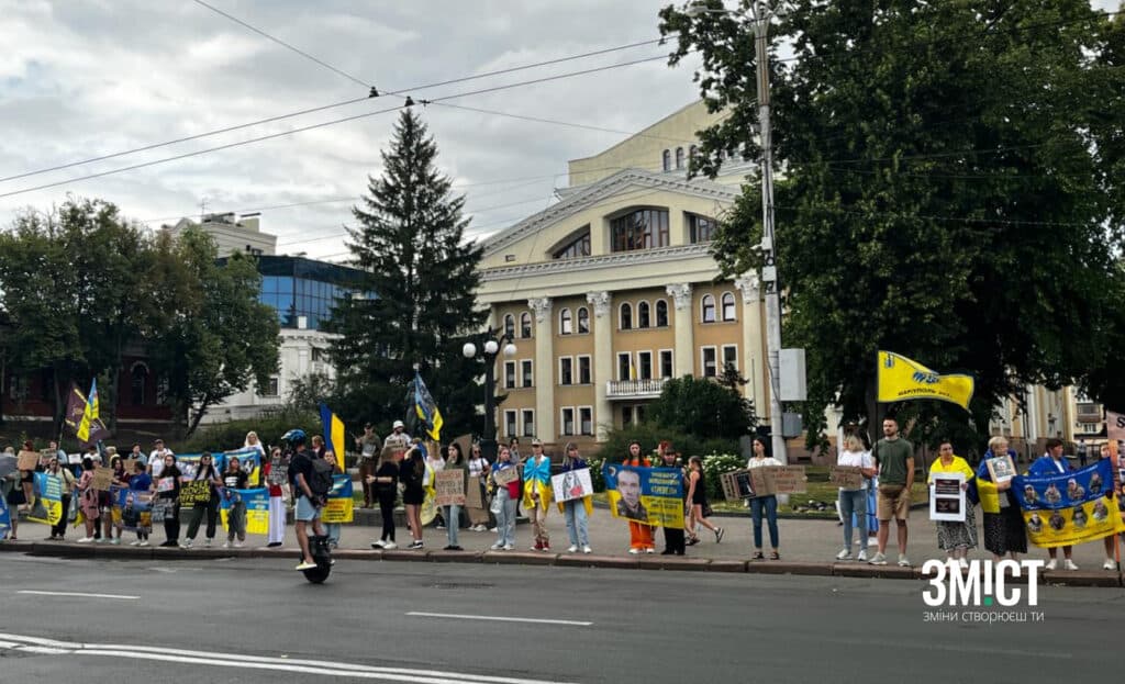 28 червня містяни зібралися на Театральній площі та вздовж вул. Небесної Сотні, щоб нагадати світу: полонені потребують нашої уваги.