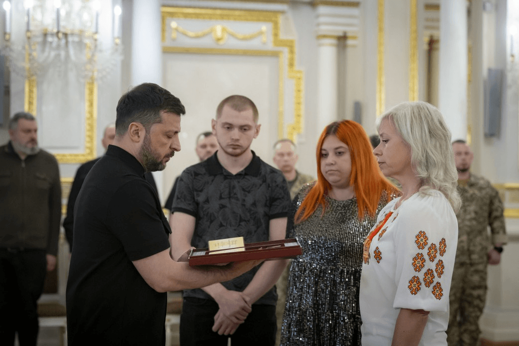 Президент України передає нагороду Героя України його родині