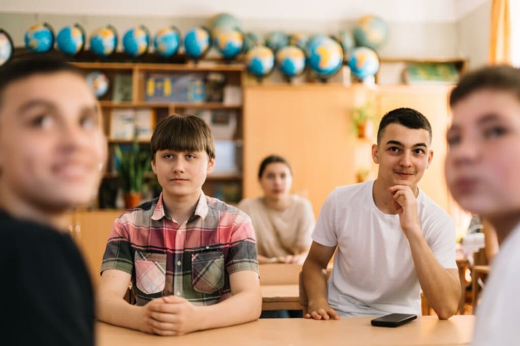 У межах програми учні та вчителі працювали за моделлю win-win. Діти отримали можливість надолужити освітні втрати, а вчителі – знайшли зони для зростання та доповнення зарплатні, отримуючи нові інструменти та навчальні матеріали. Заступниця директора з навчальної роботи Глобинського ліцею №5 Наталія Шварц каже, що до старту проєкту троє їхніх вчительок отримали ґрунтовну підготовку в межах «Освітнього Супу»: