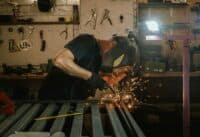 Як створюють евакуаційні авто для поранених. Репортаж з майстерні