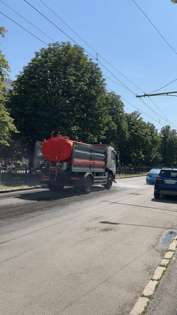 Машини заважають поливу вулиць. 