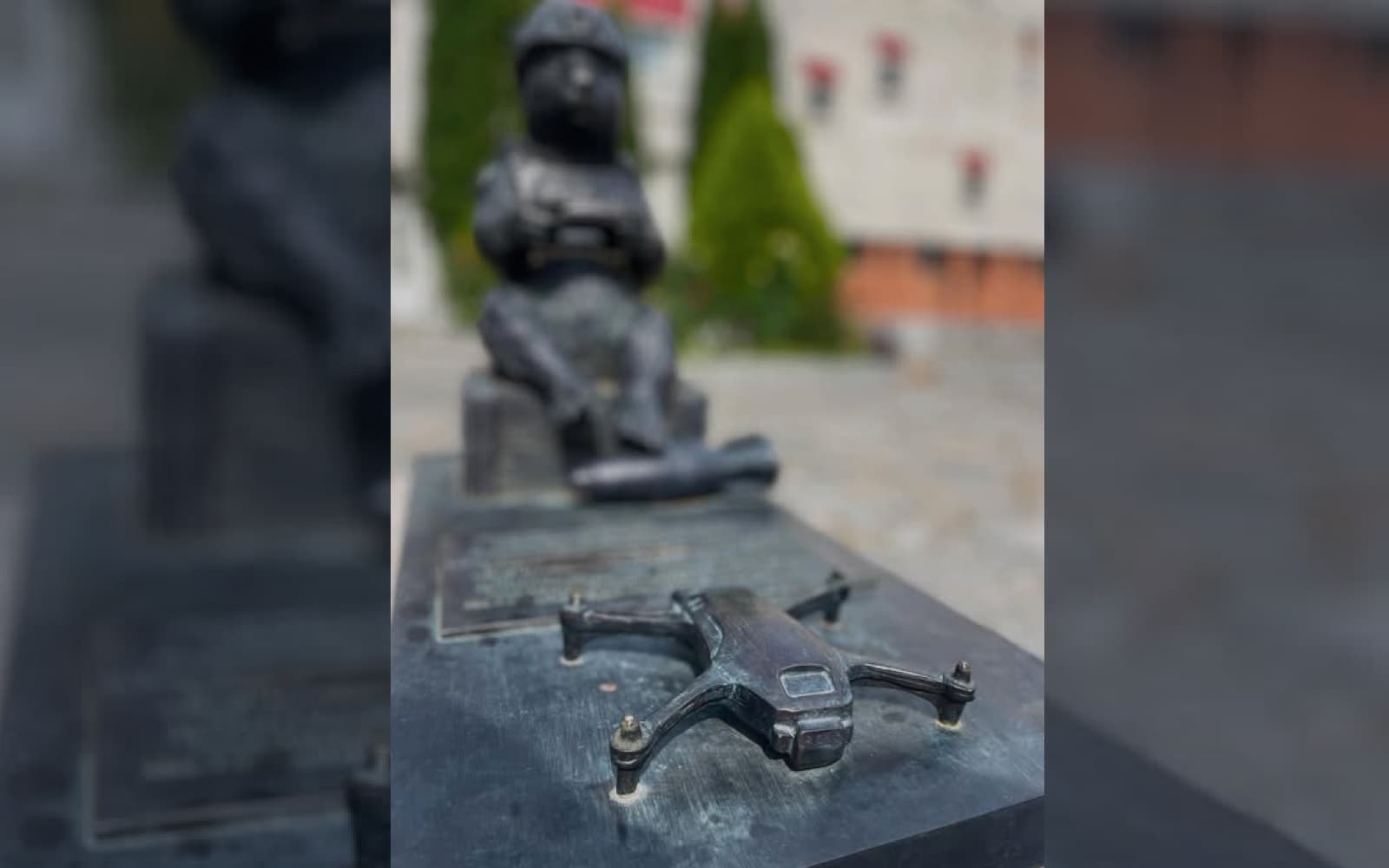 Пошкоджена скульптура