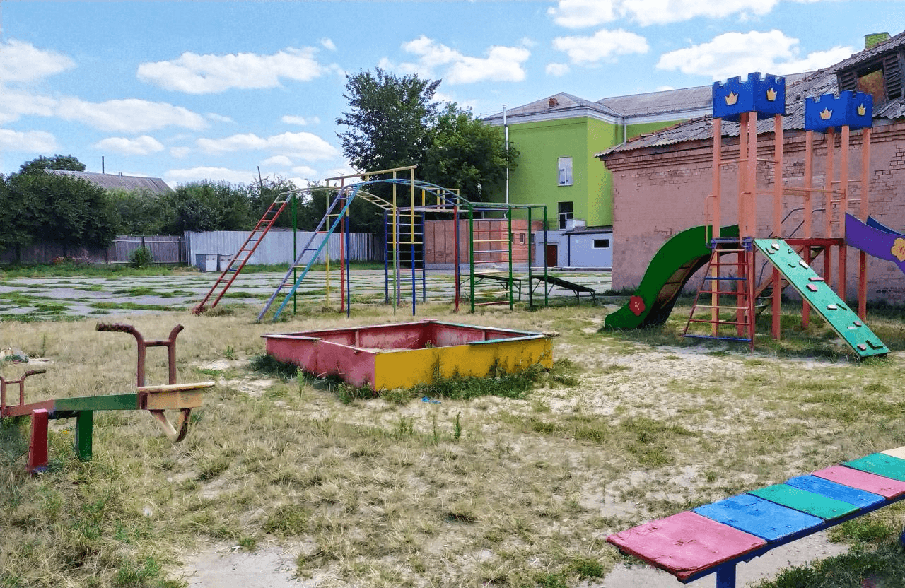 Bигляд спортивного майданчика гімназії №18