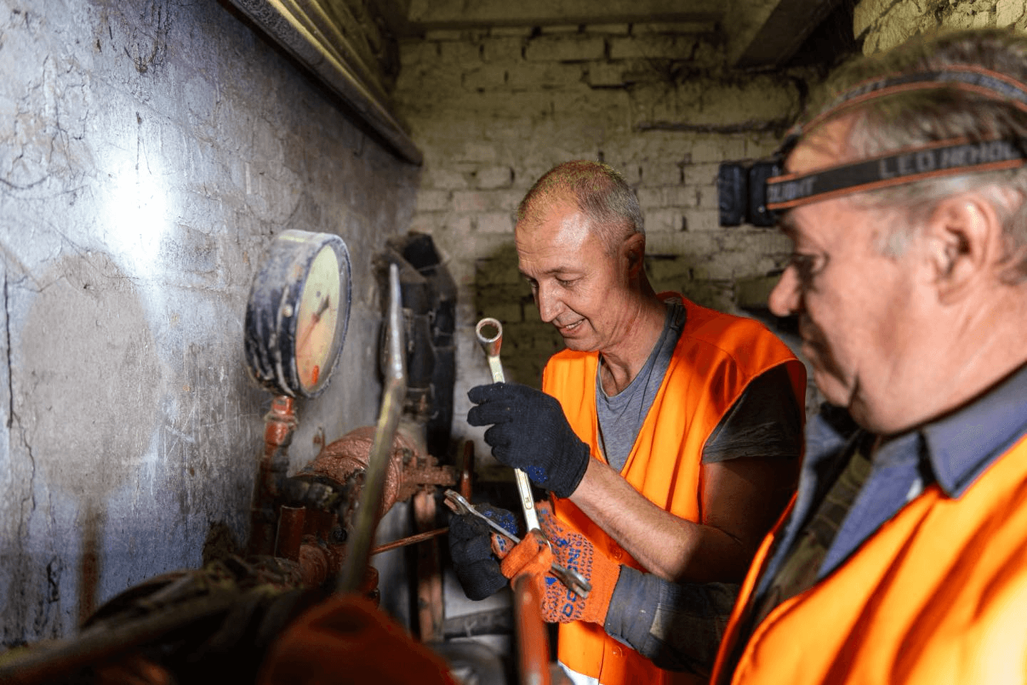 Полтавські комунальники готують будинки до опалювального сезону.